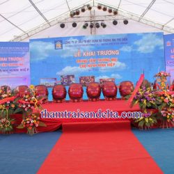Thảm đỏ trải lối đi